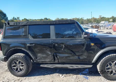 2022 Ford Bronco Badlands z USA, uszkodzony, nr VIN 1FMEE5DP6NLA75377